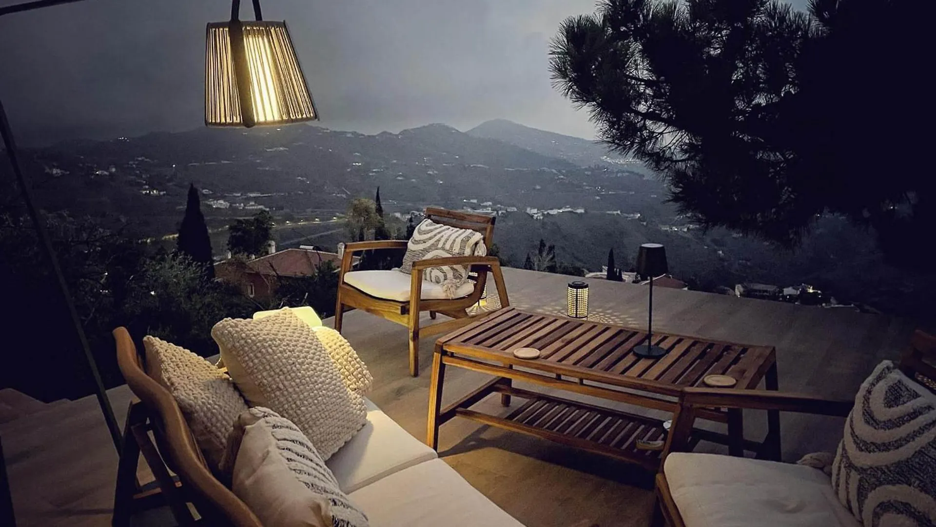 Holiday home Housesleeps5-Parking-Balcony-Fireplace-Seaview