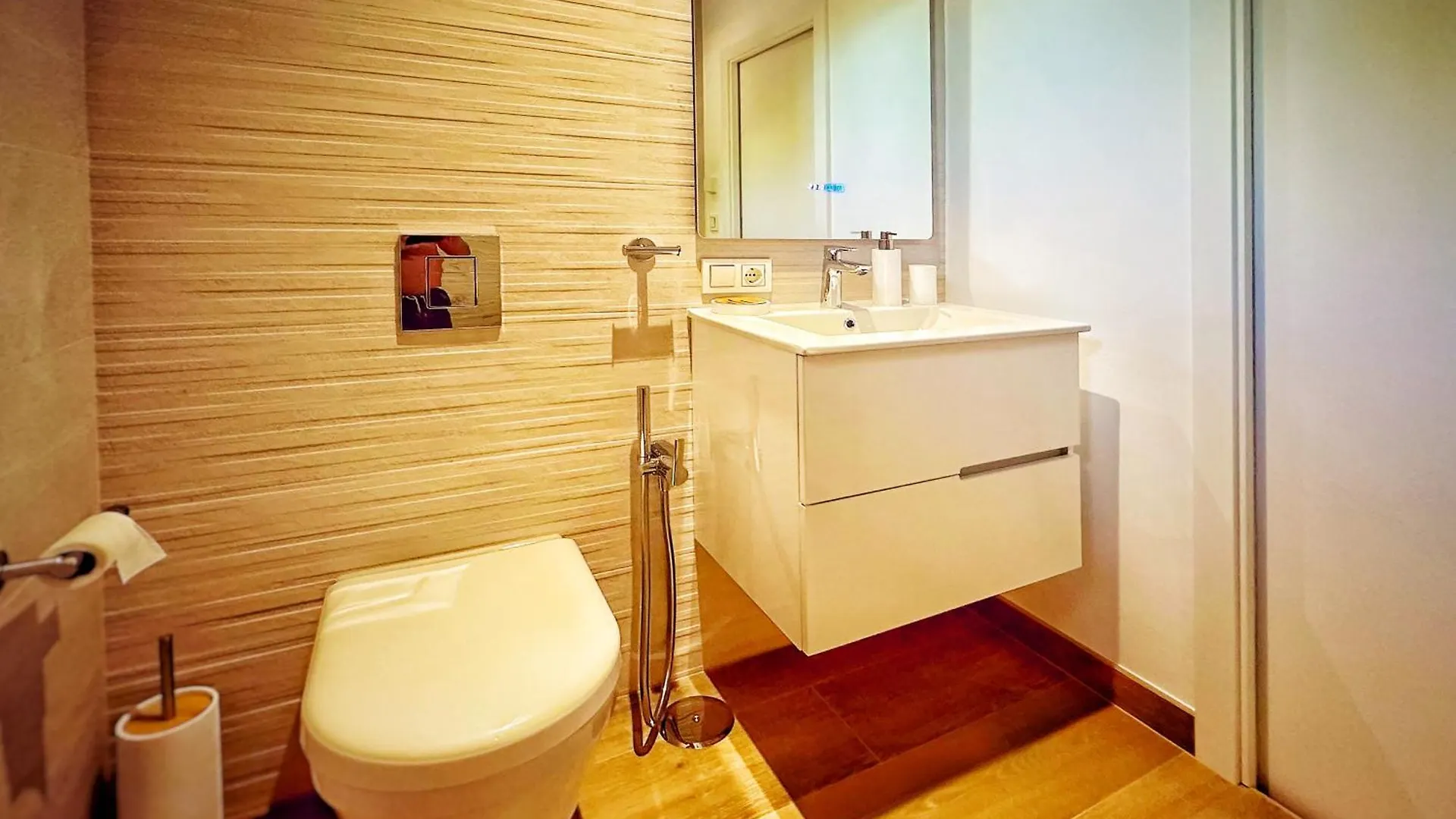 Holiday home Housesleeps5-Parking-Balcony-Fireplace-Seaview