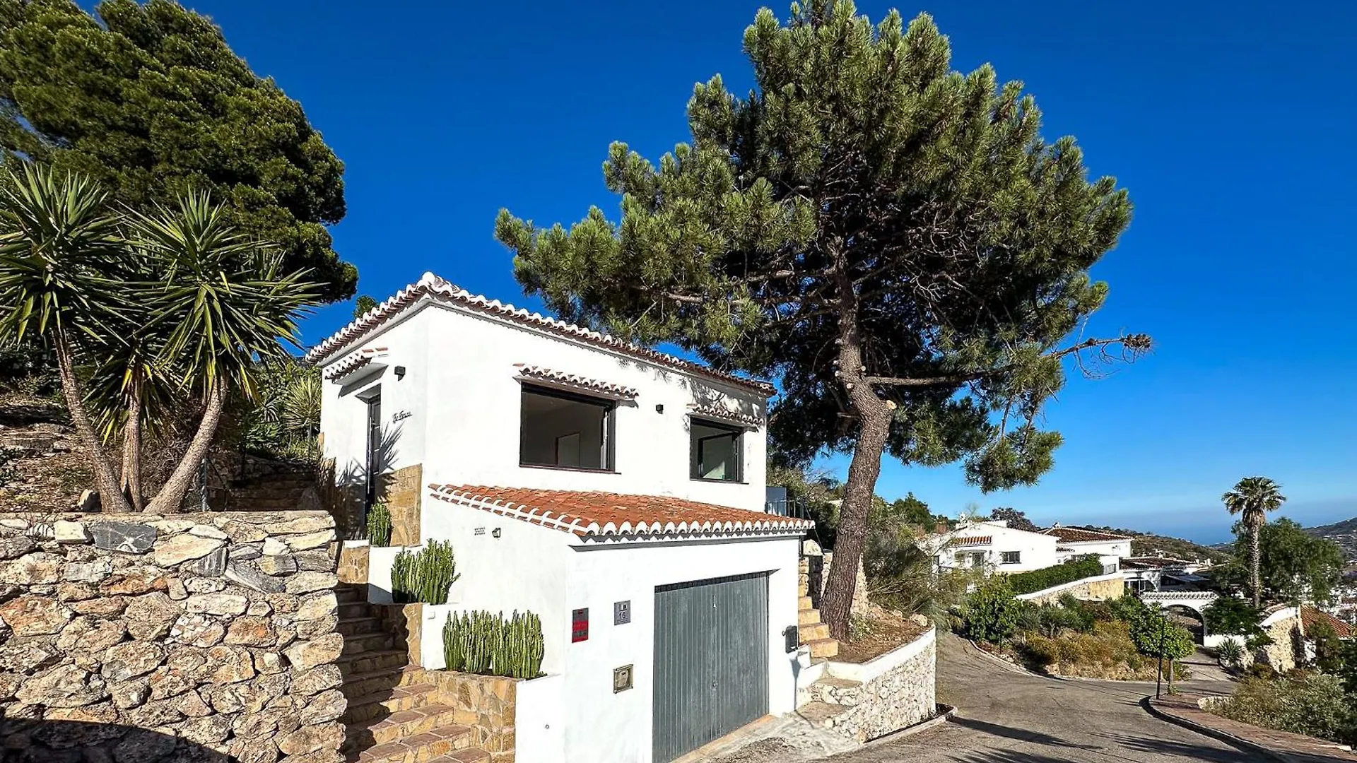 Housesleeps5-Parking-Balcony-Fireplace-Seaview